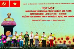 Truy tặng danh hiệu vinh dự Nhà nước Bà mẹ Việt Nam Anh hùng đối với sáu Mẹ. (Ảnh: Vương Lê)