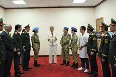 Toàn quyền Australia Sam Mostyn trò chuyện thân mật với lãnh đạo Bệnh viện Quân y 175 và các chiến sĩ mũ nồi xanh của Bệnh viện dã chiến cấp 2 số 7 nhân chuyến thăm vừa qua.