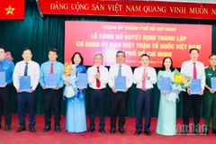 Trao quyết định tới Chủ tịch, các Phó Chủ tịch Ủy ban Mặt trận Tổ quốc Việt Nam Thành phố Hồ Chí Minh. 