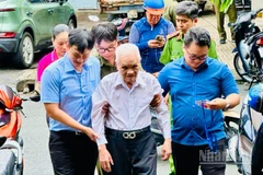 Phường đã bố trí nhân lực hỗ trợ đảng viên lớn tuổi đến các địa điểm thực hiện việc cấp đổi thẻ đảng viên được nhanh chóng, thuận lợi.