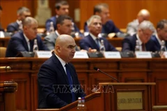 Thủ tướng Romania Ilie Bolojan phát biểu trước Quốc hội ở Bucharest ngày 23/6/2025. (Ảnh: THX/TTXVN)