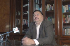 Giáo sư Ezequiel Ramoneda trả lời phỏng vấn của phóng viên TTXVN tại Argentina. (Ảnh tư liệu: Ngọc Tùng/PV TTXVN tại Argentina)