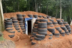 Hầm công sự do quân đội Thái Lan chuẩn bị tại khu vực Đền Ta Muen Thom ngày 23/7. (Ảnh: PHẠM HẢI/TTXVN)