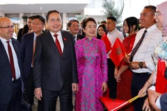Đại sứ Việt Nam tại Morocco Lê Kim Quy cùng cán bộ, nhân viên và kiều bào đón Chủ tịch Quốc hội Trần Thanh Mẫn và Phu nhân. (Ảnh: TTXVN)