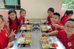 Giờ ăn trưa của học sinh Trường tiểu học Chất lượng cao Tràng An, phường Hoàn Kiếm, Hà Nội. (Ảnh: QN) 