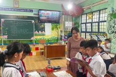 Giáo viên Trường tiểu học Sông Lũy 3 (xã Sông Lũy) hướng dẫn học sinh trong giờ học.