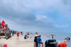 Du lịch biển đảo sôi động. (Ảnh: PHƯƠNG THẢO)
