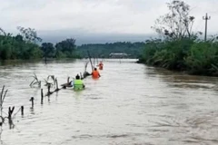 Công an xã Quảng Trạch, tỉnh Quảng Trị tổ chức tìm kiếm bé gái bị nước lũ cuốn trôi trong chiều nay.