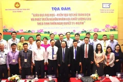 Các đại biểu chụp ảnh lưu niệm tại tọa đàm.