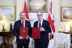 Tổng Bí thư Tô Lâm và Thủ tướng Anh Keir Starmer trao Tuyên bố chung về nâng cấp quan hệ Việt Nam-Anh lên Đối tác chiến lược toàn diện. (Ảnh: THỐNG NHẤT/TTXVN)