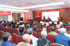 Lãnh đạo phường Phúc Lợi thông tin về những nội dung người dân quan tâm.