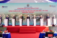 Các đại biểu thực hiện nghi thức thông tuyến tại buổi lễ.