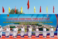 Đại biểu thực hiện nghi thức khởi công dự án xây dựng đường bộ cao tốc Tân Phú-Bảo Lộc.