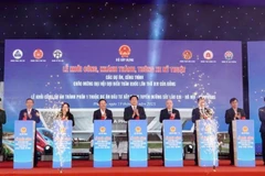 Các đại biểu ấn nút chính thức khởi công ga Phú Thọ.