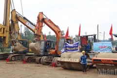 Máy móc tại công trường khởi động cùng lễ khởi công.