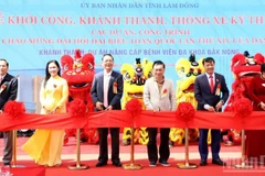 Các đại biểu thực hiện nghi thức cắt băng Khánh thành dự án nâng cấp Bệnh viện đa khoa Đắk Nông.