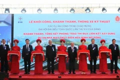 Các đồng chí lãnh đạo Tập đoàn Điện lực Việt Nam và tỉnh Phú Thọ cắt băng khánh thành Nhà máy Thủy điện Hòa Bình mở rộng.