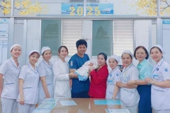 Đội ngũ y bác sĩ Bệnh viện Từ Dũ chia vui cùng vợ chồng sản phụ N.
