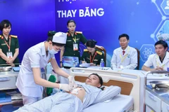 Các thí sinh thực hiện phần thi thực hành.