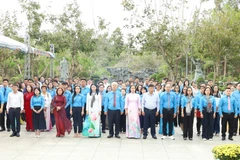 Công nhân, lao động ưu tú dâng hương tưởng nhớ Anh hùng liệt sĩ tại Đặc khu Côn Đảo