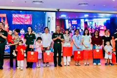 Bệnh viện Quân y 175 tặng quà Tết cho gia đình các cán bộ, y bác sĩ đang công tác tại Bệnh xá đảo Trường Sa.