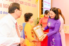 Đồng chí Trương Thị Bích Hạnh, Ủy viên Ban Thường vụ Thành ủy, Phó Chủ tịch Thường trực Ủy ban Mặt trận Tổ quốc Việt Nam Thành phố Hồ Chí Minh trao Huy hiệu Đảng đến đảng viên phường Minh Phụng.