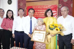 Lãnh đạo Thành phố Hồ Chí Minh và lãnh đạo phường Thạnh Mỹ Tây chúc mừng đồng chí Nguyễn Thị Dũng nhận Huy hiệu 80 năm tuổi Đảng.