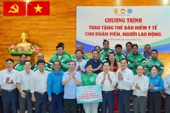 Lãnh đạo thành phố cùng các đại biểu trao thẻ Bảo hiểm y tế cho đoàn viên, người lao động. 