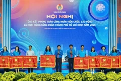 Trao cờ Thi đua đến các đơn vị. (Ảnh: Hoàng Hùng)