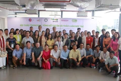 Các đại biểu tham dự Hội thảo chụp ảnh lưu niệm.