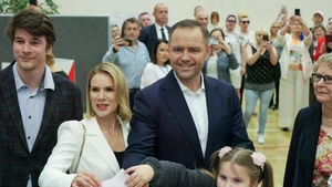 Ông Karol Nawrocki (giữa) bỏ phiếu bầu Tổng thống vòng hai tại điểm bầu cử ở Warsaw, Ba Lan, ngày 1/6/2025. (Ảnh: PAP/TTXVN)
