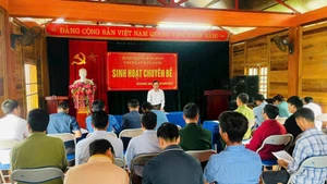 Buổi sinh hoạt chuyên đề tại Chi bộ bản Chăn Nuôi. (Ảnh: PHẠM CƯỜNG)