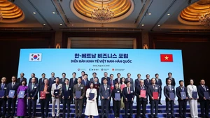 Tổng Bí thư Tô Lâm và Thủ tướng Hàn Quốc Kim Min Seok chứng kiến các đơn vị, doanh nghiệp trao thoả thuận hợp tác. (Ảnh: TTXVN)