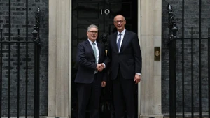 Thủ tướng Anh Keir Starmer và Thủ tướng Đức Friedrich Merz tại Thủ đô London. (Ảnh: politico.eu)