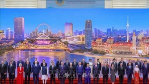 Tổng Bí thư, Chủ tịch nước Trung Quốc Tập Cận Bình và Thủ tướng Phạm Minh Chính cùng các trưởng đoàn tham dự SCO 2025. (Ảnh: TTXVN)