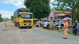 Cảnh sát giao thông tăng cường kiểm tra xe quá tải trọng, cơi nới thùng, chạy quá tốc độ trên Quốc lộ 29.