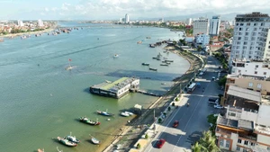Con đường du lịch Trương Pháp chạy dọc bờ sông Nhật Lệ.