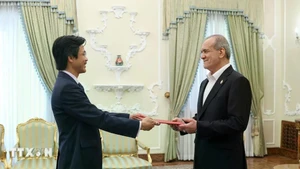 Đại sứ Nguyễn Lương Ngọc trình Thư ủy nhiệm lên Tổng thống Iran Masoud Pezekian. (Nguồn: Thế giới và Việt Nam)