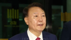 Cựu Tổng thống Hàn Quốc Yoon Suk Yeol rời Văn phòng công tố cấp cao Seoul ngày 6/7/2025. (Ảnh: Yonhap/TTXVN)