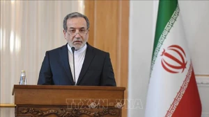 Ngoại trưởng Iran Abbas Araghchi phát biểu tại cuộc họp báo ở Tehran. (Ảnh: THX/TTXVN)