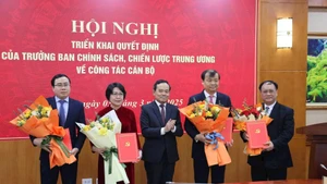 Đồng chí Trần Lưu Quang, Bí thư Trung ương Đảng, Trưởng ban Chính sách, chiến lược Trung ương trao quyết định phân công, sắp xếp cán bộ trong Ban.