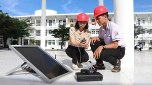 Giảng viên điện tử công nghiệp đào tạo về năng lượng tái tạo cho học sinh Trường THCS, THPT Đặng Chí Thanh, do Tổ chức Hợp tác Phát triển Đức (GIZ) tài trợ.