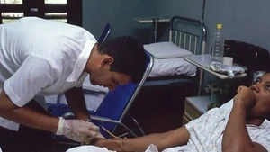 Bác sĩ Cuba chăm sóc cho một bệnh nhân. (Nguồn: Cubadebate)