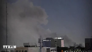 Khói bốc lên sau vụ tấn công tại Tehran, Iran, ngày 1/3/2026. (Ảnh: THX/TTXVN)