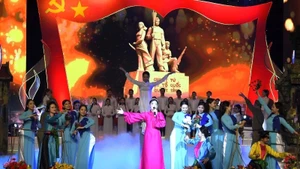 Tiết mục nghệ thuật mang đậm dấu ấn văn hóa, lịch sử của Thủ đô giới thiệu tới công chúng. (Ảnh: CHÂU XUYÊN) 
