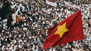 Người dân mít-tinh tại Quảng trường Nhà hát Lớn ngày 19/8/1945. (Ảnh do Viên Hồng Quang phục chế tô mầu)