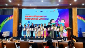 Đại diện một số tổ chức thành viên sáng lập Mạng lưới DCCC ra mắt.