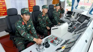 Vận hành tàu vận tải 51-11-80 thuộc Lữ đoàn 649, Cục Xe máy-Vận tải, Tổng cục Hậu cần-Kỹ thuật (Bộ Quốc phòng). (Ảnh: ĐĂNG KHOA)