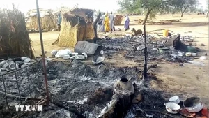 Hiện trường một vụ tấn công do Boko Haram tiến hành nhằm vào đám tang ở gần thủ phủ Maiduguri của bang Borno, Nigeria. (Ảnh: TTXVN)