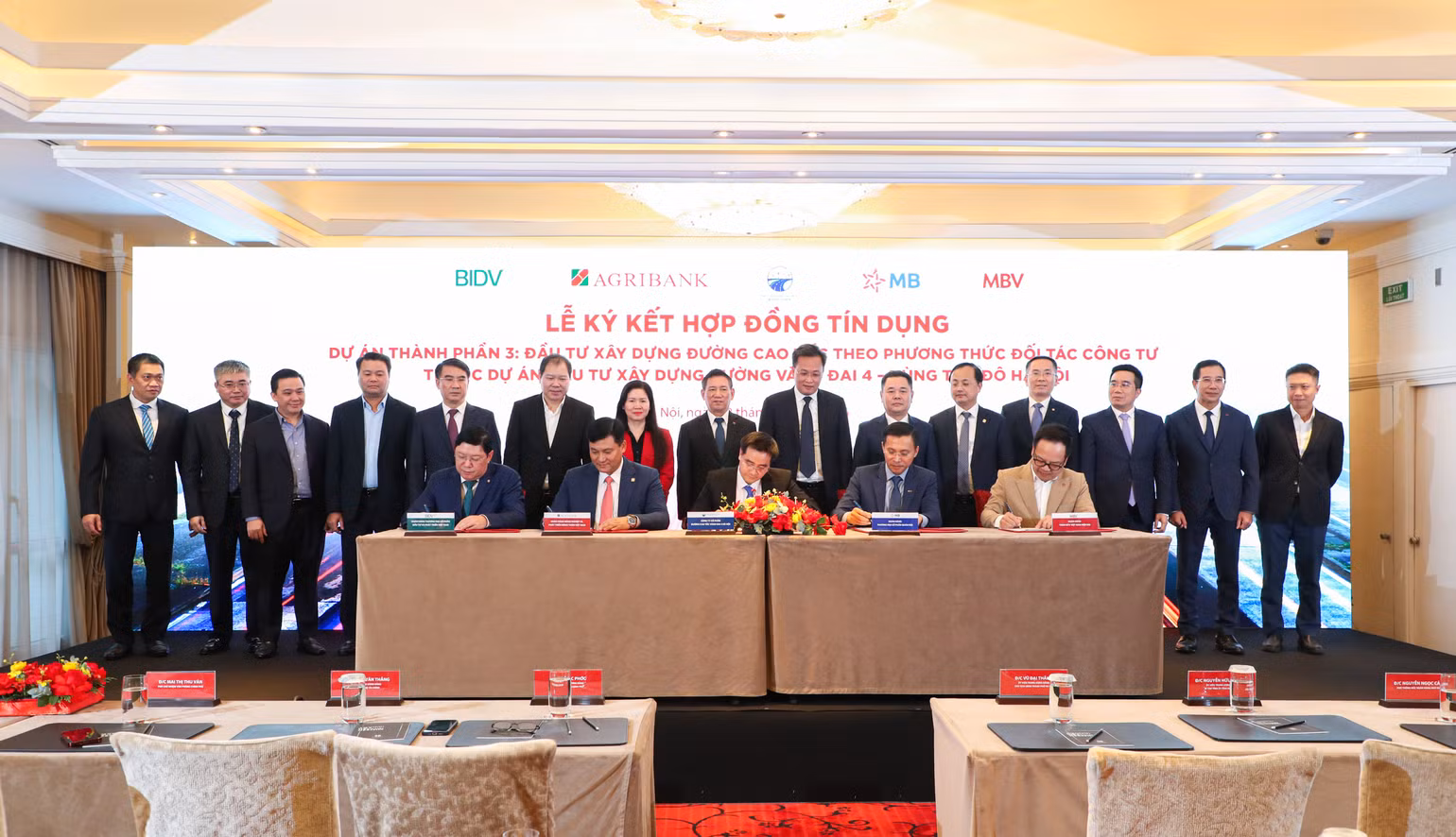 anh-3-agribank-la-ngan-hang-dau-moi-thu-xep-von-cung-cac-ngan-hang-thuong-mai-mb-bidv-mbv-va-ctcp-duong-cao-toc-vanh-dai-4-ha-noi-ky-ket-hd.jpg